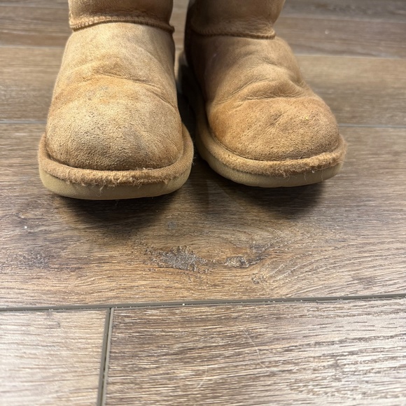 UGG Girls Short Chestnut Brown Pull-On Boots, Size 2, Fair Condition, Winter - Picture 2 of 12